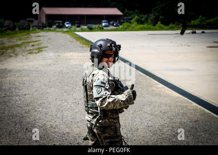 Chief Warrant Officer 2 Sebastian Rivas, eine Wartung Test Pilot aus der 2. Staffel, 6 Kavallerie Regiments, 2 Combat Aviation Brigade und Chief Warrant Officer 2 Rohrbough, eine weitere Wartung Test Pilot von 2-6 CAV arbeiten Tag und Nacht an der Rodriguez Feuer Komplex, Südkorea. Stockfoto