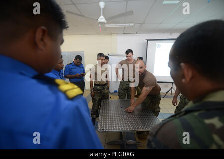 Elektriker Mate 1. Klasse Dante Coppock, an die in den Küstenzonen Riverine Squadron 4 zugewiesen, zeigt Boot Formationen für die Mitglieder der Royal Malaysian Navy während einer Unterricht in Sandakan, Malaysia, 12.08.16, bei der während der Zusammenarbeit flott Bereitschaft und Weiterbildung (CARAT) Malaysia 2015. In seinem 21. Jahr, CARAT ist eine jährliche bilaterale Übung Serie mit der US Navy, US Marine Corps und der bewaffneten Kräfte der neun Partner Nationen einschließlich, Bangladesch, Brunei, Kambodscha, Indonesien, Malaysia, den Philippinen, Singapur, Thailand, Timor-Leste. (U.S. Marine Foto von Massenkommunikation Spezialist Stockfoto