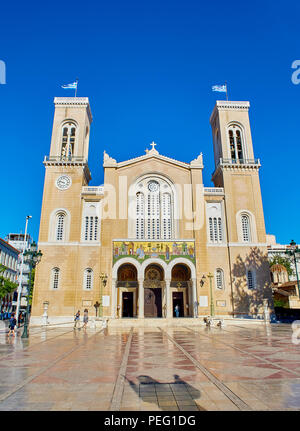 Die Menschen wandern vor der Fassade der Kathedrale der Verkündigung. Mitropoleos Square. Athen, Attika, Griechenland. Stockfoto