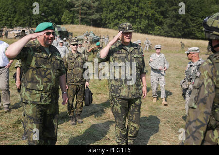 Lt. Gen Josef Becvar, rechts, Generalstabschef der Streitkräfte der Tschechischen Republik und Generalmajor Jan Gurnik, Kommandant der Landstreitkräfte der Streitkräfte der Tschechischen Republik, kehrt ein begrüssen, die während eines Besuchs auf dem Hohenfels Training Bereich während der Übung Allied Geist II an der Joint Multinational Readiness Center in Hohenfels, Deutschland, Nov. 14, 2015. Allied Spirit II ist eine multinationale entscheidende Maßnahmen Ausbildung Umwelt Übung, bei der mehr als 3.500 Soldaten aus den USA, Verbündete und Partner Nationen auf dem Aufbau von Partnerschaften und die Interoperabilität zwischen Al konzentriert Stockfoto