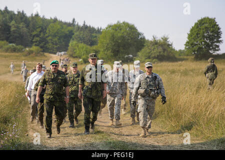 Generalleutnant Josef Becvar, Mitte, Generalstabschef der Streitkräfte der Tschechischen Republik und Generalmajor Jan Gurnik, Kommandant der Landstreitkräfte der Streitkräfte der Tschechischen Republik, besuchen Sie die hohenfels Training Bereich während der Übung Allied Geist II an der Joint Multinational Readiness Center in Hohenfels, Deutschland, Nov. 14, 2015. Allied Spirit II ist eine multinationale entscheidende Maßnahmen Ausbildung Umwelt Übung, bei der mehr als 3.500 Soldaten aus den USA, Verbündete und Partner Nationen auf dem Aufbau von Partnerschaften und die Interoperabilität zwischen allen teilnehmenden Nationen konzentriert und Stockfoto