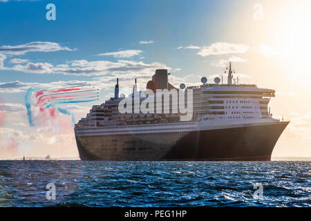 Die roten Pfeile über die Cunard Queen Mary 2 nach der Abfahrt von Southampton. Bild Datum: Freitag, August 10, 2018. Foto von Christopher Ison © Stockfoto