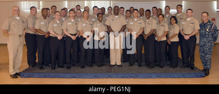 GREAT LAKES, Illinois, (Aug. 17, 2015) - Hintere Adm. Stephen C. Evans, Commander, Naval Service Training Command (NSTC), besuche mit Chief Petty Officer selectees vom Training Support Center (TSC) und Naval Station Great Lakes während in der TSC-Hauptquartier hier, August 17. Mehr als 30 CPO wählt aus TSC und Naval Station Great Lakes standen dem Admiral zu hören und zu fragen, was die Offiziere von einem neuen Chef erwartet. (Offizielle U.S. Navy Foto von Scott A. Thornbloom) Stockfoto