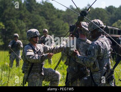 Spc. Timothy Cruz, Communications Specialist, 58th Signal Company, 101 Spezielle Truppen Bataillon, Luftlandedivision (Air Assault) Sustainment Brigade, richtet eine Antenne in ein Feld Training übung im Trainingsbereich von Fort Campbell, Ky., 12.08.2015. (U.S. Armee Foto von Sgt. 1. Klasse Mary Rose Mittlesteadt, Luftlandedivision (Air Assault) Sustainment Brigade Public Affairs) Stockfoto