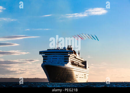 Die roten Pfeile über die Cunard Queen Mary 2 nach der Abfahrt von Southampton. Bild Datum: Freitag, August 10, 2018. Foto von Christopher Ison © Stockfoto