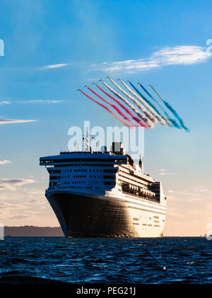 Die roten Pfeile über die Cunard Queen Mary 2 nach der Abfahrt von Southampton. Bild Datum: Freitag, August 10, 2018. Foto von Christopher Ison © Stockfoto
