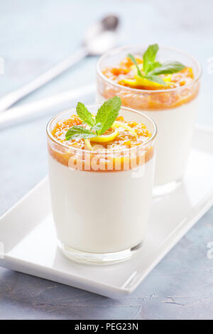 Paar Gläser Panna cotta mit Mango Stockfoto