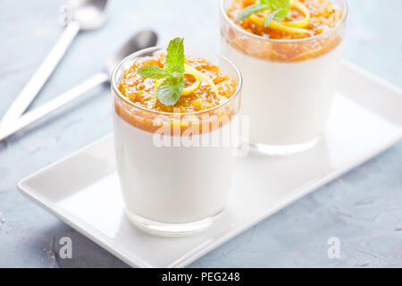 Paar Gläser Panna cotta mit Mango Stockfoto