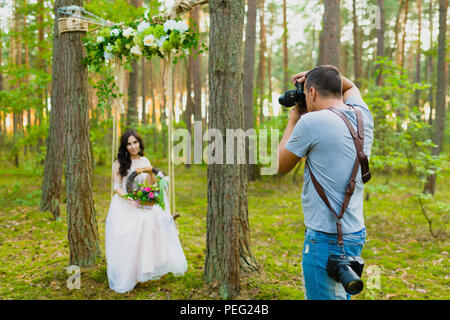 Fotografen, die Bilder von der Braut auf eine Schaukel Stockfoto