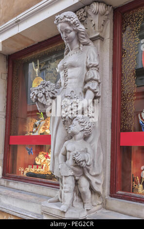 Eine Statue von townswoman von Piotr Kann, schmücken die restaurierte tenemnt an Swietojanska streek in der Altstadt von Warschau. Stockfoto