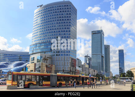 Modernes Gebäude in der Nähe der Hauptbahnhof in Warschau.. Auf der linken Seite sichtbare gewellte Glas Dächer der Goldenen Terrassen Einkaufszentrum Stockfoto