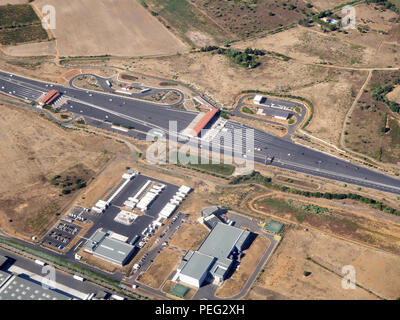 Luftbild der Autoroute Mautstellen auf der A 75 La Méridienne, 34420Béziers, Frankreich Stockfoto