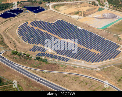 Solarpark in der Nähe von Chemin des ländlichen 61 34500 Béziers Frankreich und der Straße, wie die A75-E11 Stockfoto