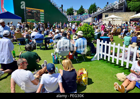 Devonshire Park Lawn Tennis Club, Eastbourne, England. Menschenmassen auf dem Gelände beobachten Center Court Action auf einem großen Bildschirm Stockfoto