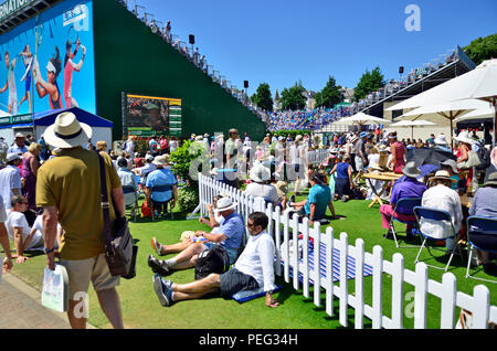 Devonshire Park Lawn Tennis Club, Eastbourne, England. Menschenmassen auf dem Gelände beobachten Center Court Action auf einem großen Bildschirm Stockfoto