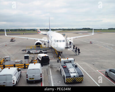 Zeigt alle im Flugzeug von vorne als Passagiere Treppen steigen, und auf der Flucht auf der Rollbahn am Flughafen Manchester, England Stockfoto