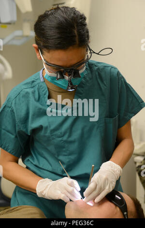 150820-N-SD 120-002 Okinawa, Japan (Aug. 20, 2015) Leutnant Catherine Carlo führt eine zahnmedizinische Prüfung auf einen Patienten in Naval Mobile Konstruktion Bataillon (NMCB) 5 zahnärztliche Klinik auf Lager Schilde, Okinawa. NMCB 5 ist derzeit in Japan und einigen Ländern im Pazifischen Raum von Operationen Durchführung von Bauleistungen und humanitäre Hilfe Projekte bereitgestellt. (U.S. Marine Foto von Mass Communication Specialist 1. Klasse John S. Curtis/Freigegeben) Stockfoto