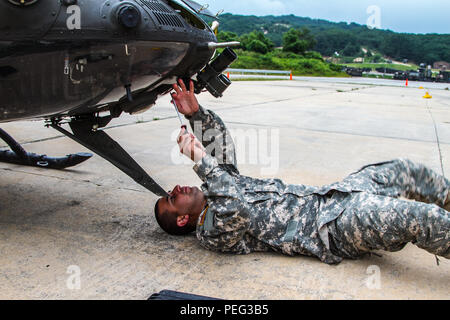 Spc. Daniel Gomez, ein OH-58 Kiowa Mechaniker aus der 2. Staffel, 6 Kavallerie Regiments, 2 Combat Aviation Brigade, arbeiten Tag und Nacht an der Rodriguez Feuer Komplex, Südkorea. Stockfoto