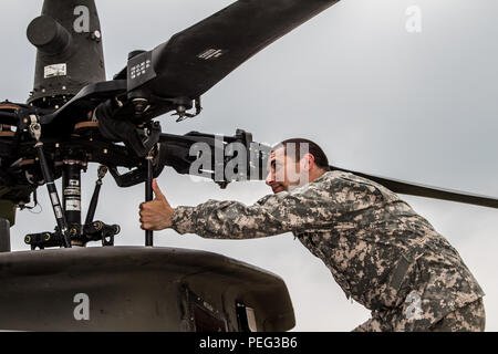 Spc. Daniel Gomez, ein OH-58 Kiowa Mechaniker aus der 2. Staffel, 6 Kavallerie Regiments, 2 Combat Aviation Brigade, arbeiten Tag und Nacht an der Rodriguez Feuer Komplex, Südkorea. Stockfoto