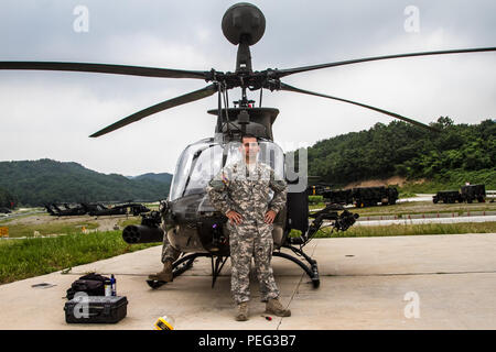 Spc. Daniel Gomez, ein OH-58 Kiowa Mechaniker aus der 2. Staffel, 6 Kavallerie Regiments, 2 Combat Aviation Brigade, arbeiten Tag und Nacht an der Rodriguez Feuer Komplex, Südkorea. Stockfoto