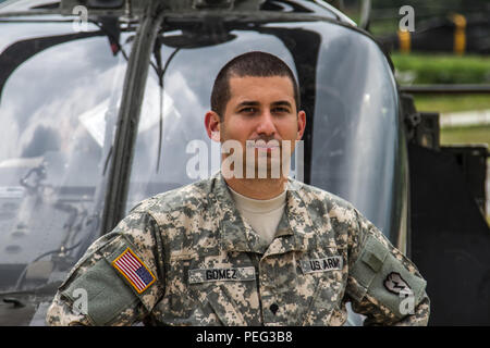 Spc. Daniel Gomez, ein OH-58 Kiowa Mechaniker aus der 2. Staffel, 6 Kavallerie Regiments, 2 Combat Aviation Brigade, arbeiten Tag und Nacht an der Rodriguez Feuer Komplex, Südkorea. Stockfoto