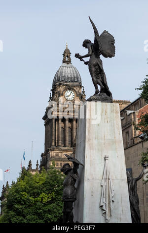 Leeds War Memorial, Galerie und Rathaus, West Yorkshire, England Stockfoto