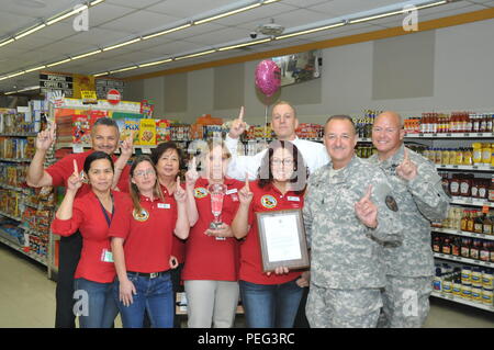 Fort Hunter Liggett, Calif., gewann die Richard M. Paget Award für das beste kleine Commissary in den Vereinigten Staaten. Von links, Store Manager David Flores, Leiter Bagger Delia Maguire, Mitarbeiter Barbara Hicks und Virginia Corpus, Lebensmittelgeschäft Manager Suzanne McKinley, Store Associate Estella Murillo, Fort Hunter Liggett und Ord Gemeinschaft Commissary Store Direktor Alex King, Command Sgt. Maj. Tracey Barlogio, Fort Hunter Liggett Garnison Command Sergeant Major und Oberstleutnant Michael B. Bailey, Fort Hunter Liggett Garnison Stellvertretender Kommandant. (Armee Foto: Michael Guterl, Fort Hunter Liggett Öffentliche Stockfoto