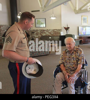 Eine 100-jährige Marine, Michael Kolesar, trifft sich mit Sgt. Robert S. Befugnisse, Personalvermittler, Marine Recruiting Station Sacramento, an der Eskaton Care Center in Greenhaven, 12.08.21. Marines met mit Michael Fotos als Teil der Bemühungen der care center Hundertjährigen zu erkennen. Michael kämpfte während der berühmten Schlacht von Guadalcanal. Er spielte später professionellen Baseball für die Browns und diente als stellvertretender Polizeichef. (U.S. Marine Corps Foto: Staff Sgt. Jakob Harrer/freigegeben) Stockfoto