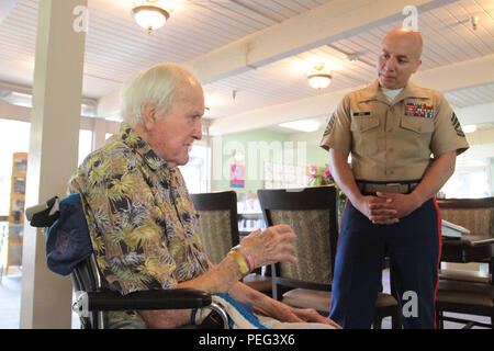 Eine 100-jährige Marine, Michael Kolesar, trifft Gunnery Sgt. Gerardo Ortiz, Rekrutierung von Personal noncommissioned Officer verantwortlich, Marine Recruiting Station Sacramento, an der Eskaton Care Center in Greenhaven, 12.08.21. Marines met mit Michael Fotos als Teil der Bemühungen der care center Hundertjährigen zu erkennen. Michael kämpfte während der berühmten Schlacht von Guadalcanal. Er spielte später professionellen Baseball für die Browns und diente als stellvertretender Polizeichef. (U.S. Marine Corps Foto: Staff Sgt. Jakob Harrer/freigegeben) Stockfoto