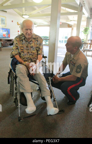 Eine 100-jährige Marine, Michael Kolesar, trifft Gunnery Sgt. Gerardo Ortiz, Rekrutierung von Personal noncommissioned Officer verantwortlich, Marine Recruiting Station Sacramento, an der Eskaton Care Center in Greenhaven, 12.08.21. Marines met mit Michael Fotos als Teil der Bemühungen der care center Hundertjährigen zu erkennen. Michael kämpfte während der berühmten Schlacht von Guadalcanal. Er spielte später professionellen Baseball für die Browns und diente als stellvertretender Polizeichef. (U.S. Marine Corps Foto: Staff Sgt. Jakob Harrer/freigegeben) Stockfoto