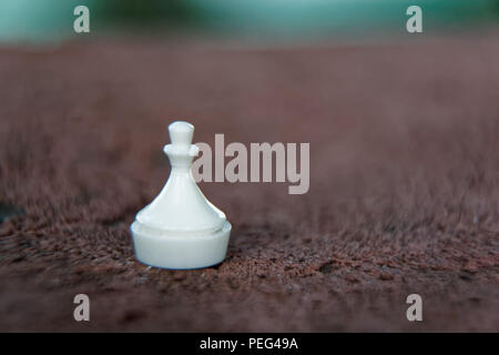 Makro Schachfigur - Bauer mit defokussiertem Hintergrund. Stockfoto