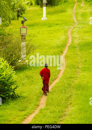 Punaka, Bhutan-Sept 13 2016: Junger Mönch einen Pfad in Punaka Dzong Stockfoto