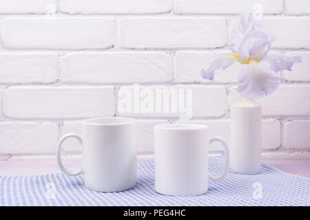 Zwei weiße Kaffeetasse mockup mit blass Lavendel Farbe Iris Blumen. Leere Becher mock up für Design Promotion. Stockfoto