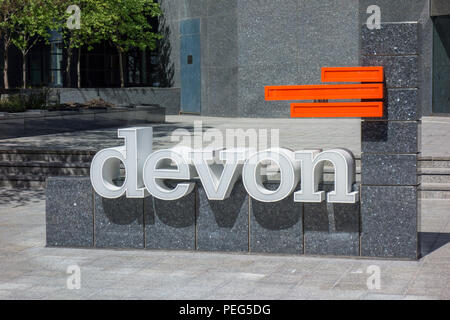 14.Mai 2018. Devon Canada Corporation Schild vor dem Canterra Tower, Downtown Calgary, Alberta, Kanada. Stockfoto