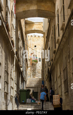 11. Mai 2018 Menschen Verhandlungen über die steilen Stufen in einer engen Seitenstraße, in der Nähe der Via Dolorosa in Jerusalem, Israel. Stockfoto