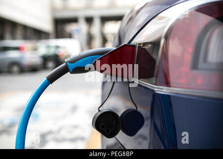 Elektroauto der Stadt Ladestation. Stockfoto