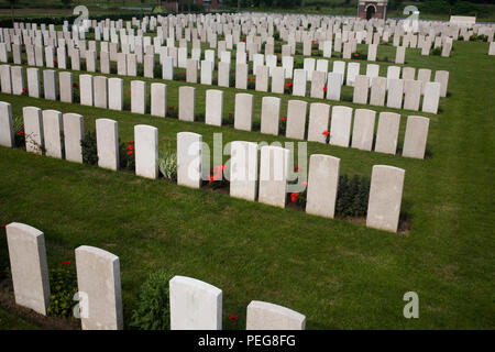 Rücken der Grabsteine in Commonwealth Friedhof durch N 369 nördlich von Ypern Stockfoto