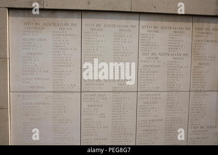 Listen auf Menin Gate von Soldaten aus Australische Infanterie getötet im Ypernbogens Stockfoto