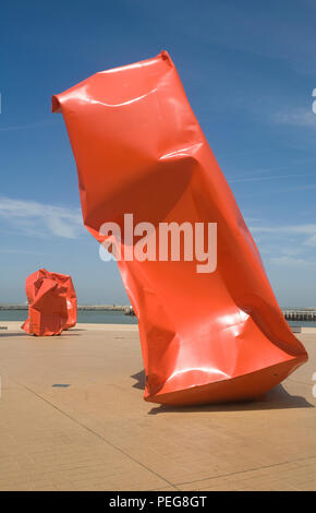 Rock Fremden orange Metall scupltures an Helden auf das Meer Platz am Ostende Stockfoto