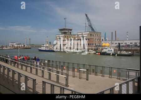 Großen Ponton mit Warten auf Passagiere bei Mercator Marina mit Dock Gebäude in Abstand Stockfoto