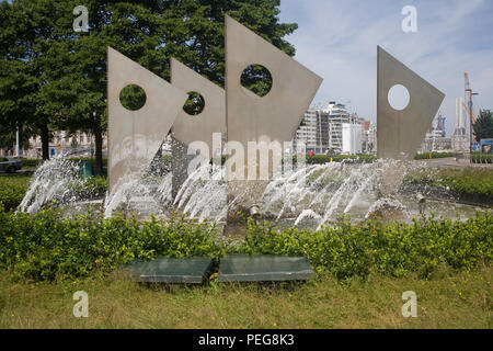 Brunnen mit Metall Dreieck Skulpturen an vuur Kruisen Square Stockfoto