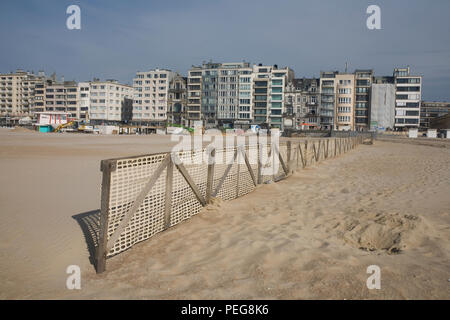 Main Beach in Ostende von Albert-I-Promenade mit hölzernen Zaun Stockfoto