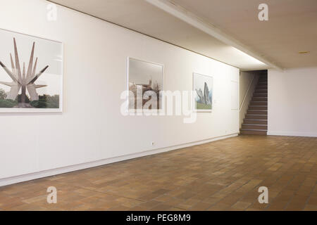 Im ersten Stock der Ausstellung mit Fotografien von ländlichen Skulpturen in Mu.ZEE Stockfoto