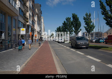 Vindictive Lane an der Seite des Mercator Yacht Basin auf warmen Sommernachmittag mit Fußgängern und herannahende Autos Stockfoto