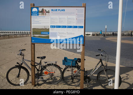 Mit der Blauen Flagge ausgezeichneten Strand von Nieuwpoort-Bad mit Fahrrädern verkettete Board zu beachten Stockfoto