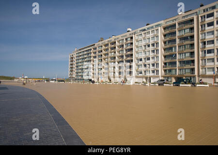 Plaza vor der Reihe direkt am Meer Apartment Blocks in Nieuwpoort-Bad Stockfoto