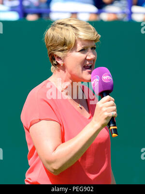 Clare Balding Einführung in die Spieler am Ende der Damen Finale der Natur Tal Internationale in Eastbourne vor der Befragung für... Stockfoto