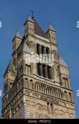 Die mächtigen Westturm von St. Salvator Kathedrale in Brügge Stockfoto