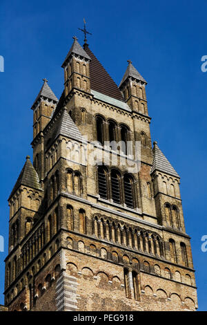 Die mächtigen Westturm von St. Salvator Kathedrale in Brügge Stockfoto