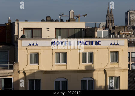 Oben Hotel Pacific vom Balkon der Zimmer in der obersten Etage eines nahegelegenen Hotels gesehen Stockfoto